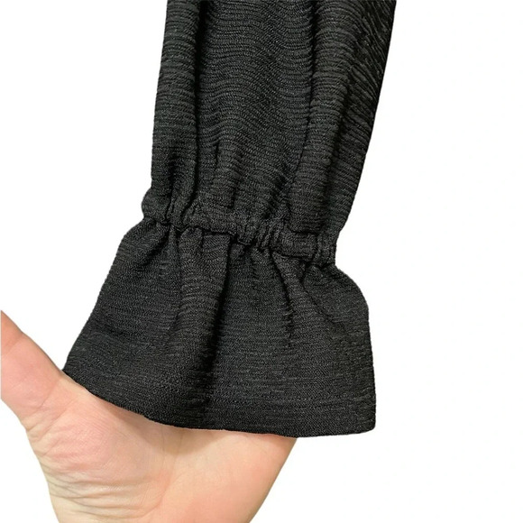 Michael Kors MK, long sleeve black top with cinched wrists. Size Medium/moyen - Picture 2 of 6